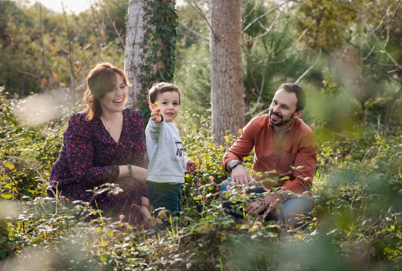 Sessão fotográfica familiar na natureza com familiares sorridentes